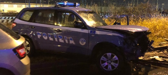 auto della polizia stradale dopo incidente a Livorno
