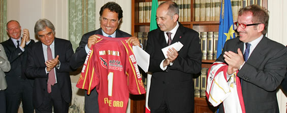 Il ministo dell'Interno Maroni e il capo della Polizia Manganelli ricevono le maglie delle Fiamme oro rugby