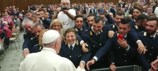 il papa incontra i poliziotti