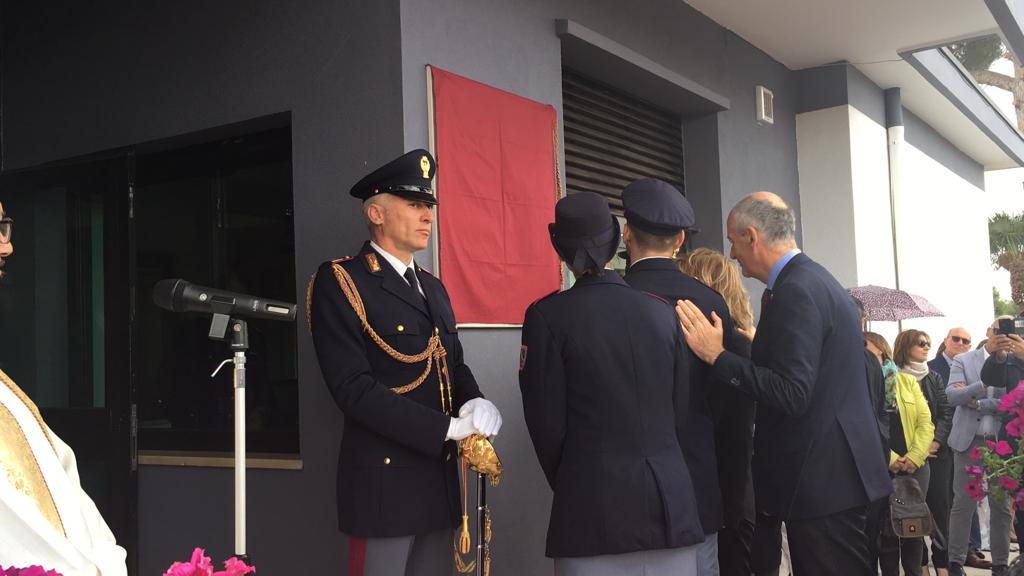 La cerimonia di intitolazione della sottosezione della Polizia stradale di Trani all’assistente della Polizia di Stato Tommaso Capossele