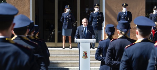 Il capo della Polizia Lamberto Giannini consegna la sciarpa tricolore al 109° corso commissari