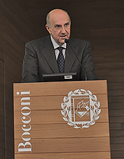 Il capo della Polizia Alessandro Pansa durante il suo intervento alla Bocconi di Milano