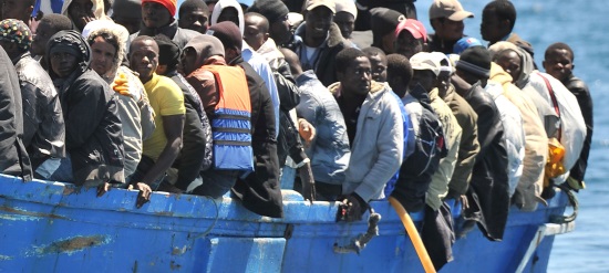 Migranti a bordo di una barca in mare
