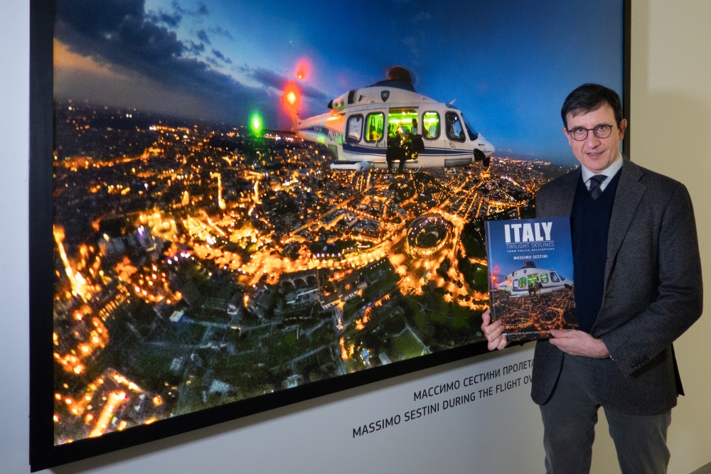 La mostra fotografica “Italy – Twilight skylines from police helicopters”, di Massimo Sestini, al museo Mamm di Mosca