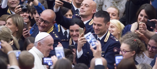 Papa Francesco tra i poliziotti al Vaticano