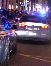 Autovetture della Polizia di Stato impegnate in un operazione per contrastare la criminalitÃ 