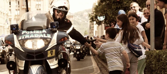 Poliziotto della Stradale al Giro d'Italia