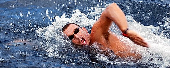 Il nuotatore delle Fiamme oro, Andrea Volpini, durante una gara