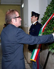 Il ministro dell'Interno Roberto Maroni depone una corona di alloro in memoria dei caduti