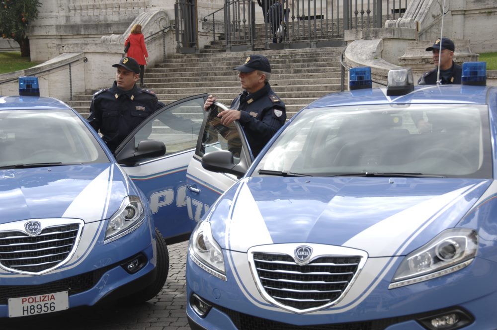 I poliziotti del Reparto prevenzione crimine e le nuove autovetture