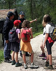 Agente di polizia consiglia escursionisti in montagna