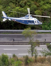 Un elicottero vigila dall’alto sulle strade