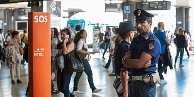 Agenti della Polizia ferroviaria durante il servizio