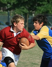 Un giovane atleta del settore giovanile delle Fiamme oro rugby durante una partita