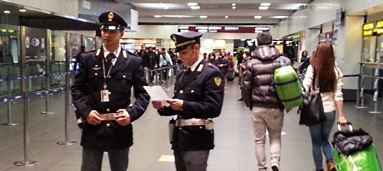 Controlli della polizia in aeroporto