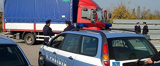 Un camion durante un controllo di polizia