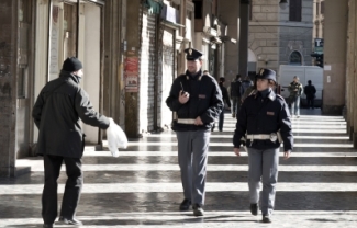 Poliziotti di pattuglia nel quartiere Esquilino di Roma