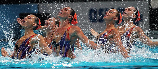 Le ragazze delle Fiamme oro con la nazionale italiana di nuoto sincronizzato