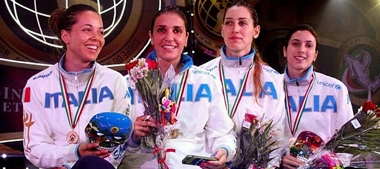 Alice Volpi sul podio con la squadra di fioretto femminile