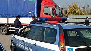 Un camion durante un controllo di polizia