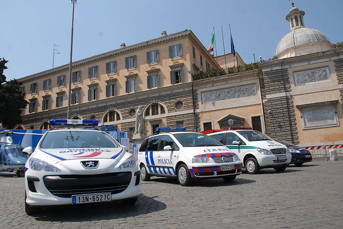 Le auto delle polizie straniere a Piazza del Popolo
