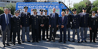 Il capo della Polizia Alessandro Pansa con alcuni membri dell'onlus Motoforpeace
