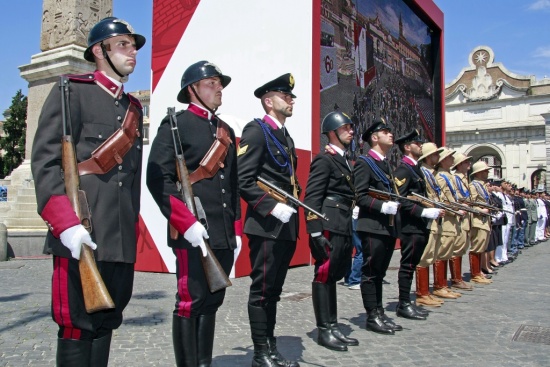 La cerimonia del 160° anniversario della Polizia_schieramento di uomini con le divise storiche