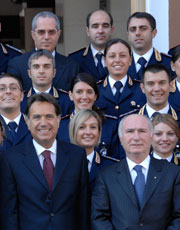 Il capo della Polizia Antonio Manganelli ed il prefetto Mario Esposito con alcuni funzionari frequentatori della Scuola superiore di polizia