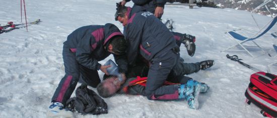 poliziotti del soccorso alpino salvano uno sciatore colpito da arresto cardiaco