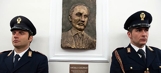Il bassorilievo dedicato a Nicola Calipari
