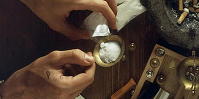 Il confezionamento di una dose di cocaina
