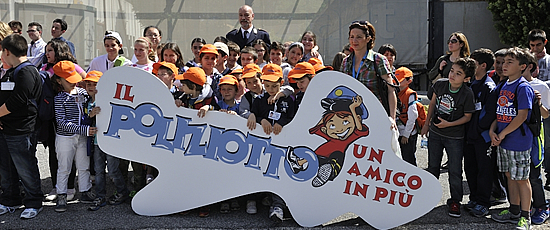 Un gruppo di studenti con il logo del progetto 