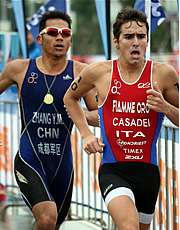 Alberto Casadei, delle Fiamme oro triathlon, durante la Coppa d'Asia
