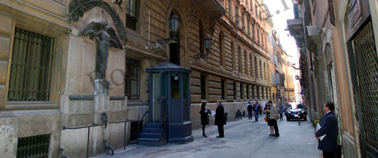 L'ingresso di palazzo San Macuto su via del Seminario a Roma