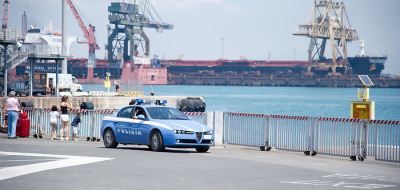 la polizia di frontiera controlla i porti