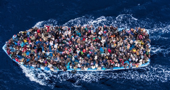 il barcone di migranti di Massimo sestini