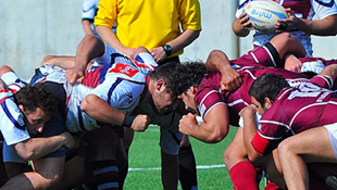 Le Fiamme oro rugby durante una mischia per la conquista della finale