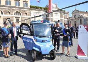 Il capo della Polizia Antonio Manganelli ed il vice capo della Polizia Francesco Cirillo vicno ad un'auto elettrica in dotazione alla Polizia di Stato 