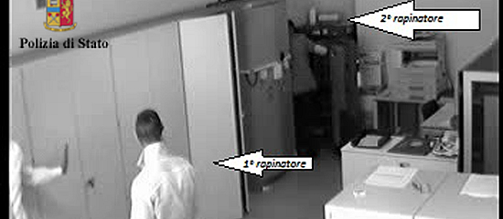 Un fotogramma del video ripreso dalle telecamere di sicurezza durante la rapina