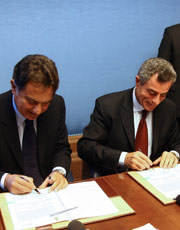 Firma dell'accordo tra il prefetto Antonio Manganelli, capo della Polizia, e Mauro Moretti, amministratore delegato di Ferrovie dello Stato