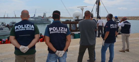 poliziotti al porto in attesa di arrivo di migranti