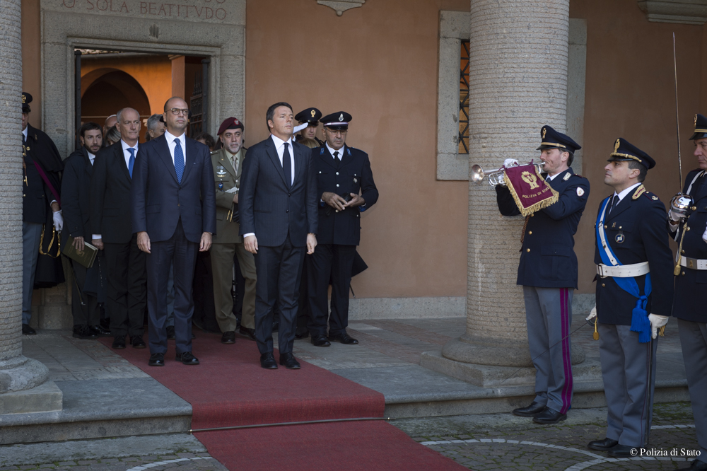 Il picchetto rende gli onori al presidente del Consiglio dei ministri Matteo Renzi, accompagnato dal ministro dell'Interno Angelino Alfano e dal capo della Polizia Franco Gabrielli