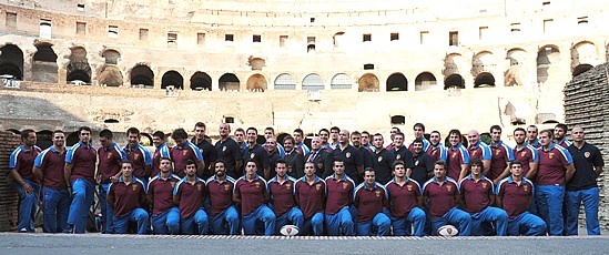 La squadra di rugby delle Fiamme oro fotografata nel Colosseo