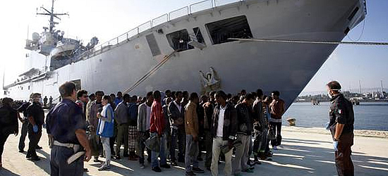 Immigrati clandestini appena sbarcati da una nave
