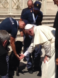 il papa abbraccia il labrador dei cinofili