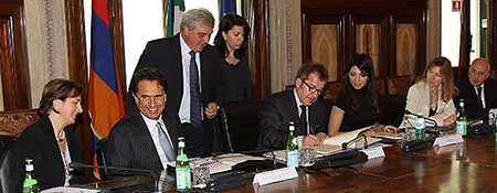 Il ministro dell'Interno Roberto Maroni firma l'accordo alla presenza del capo della Polizia Antonio Manganelli