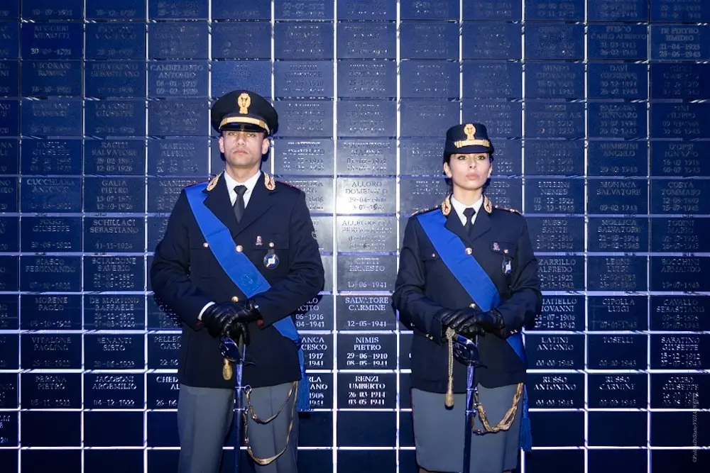 L'inizio delle celebrazioni per il 172° anniversario di Fondazione della Polizia all’interno del Sacrario dei caduti della Polizia