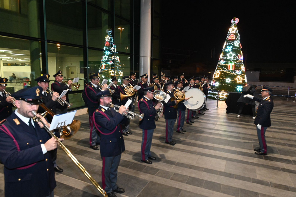 L'esibizione della Fanfara all'Aeroporto di Fiumicino in occasione dell'accensione dell'Albero di Natale