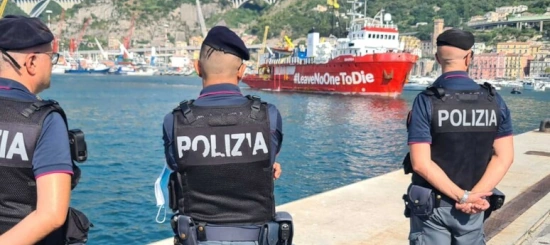 controlli migranti al porto