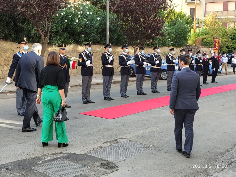 Il capo della Polizia Lamberto Giannini inaugura un monumento ai caduti presso la questura di Cosenza